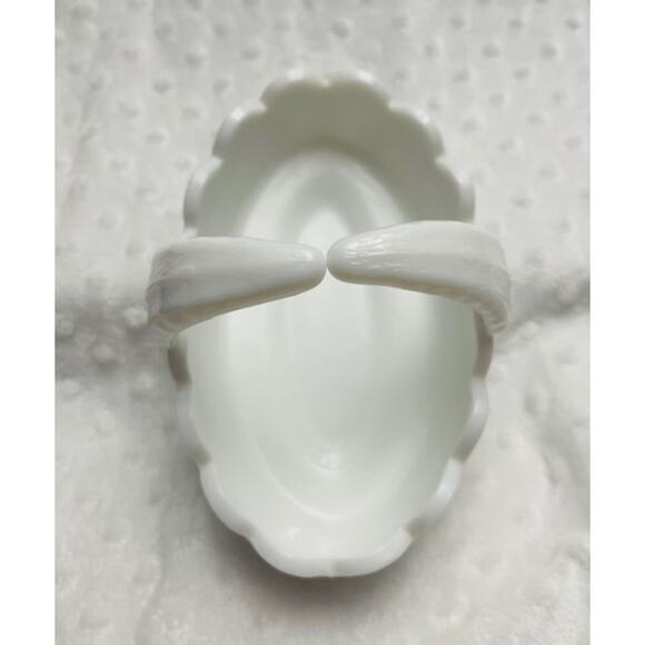 Vintage Westmoreland Milk Glass Split Handle Basket, Grapes & Vine Pattern 1960s - Picture 5 of 8